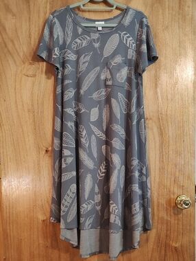 🪶 LuLaRoe Carly Boho Swing Dress Gray Cream Feather Print High-Low Hem Summer M